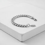 Pulseira para homem elos prateada em aço inoxidável.
