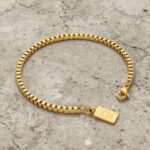 Pulseira para homem em aço inoxidável quadrangular dourado.