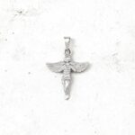 Pendente em forma de anjo prateado em aço inoxidável.