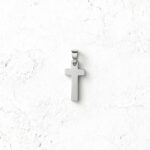 Pendente em forma de cruz para colares masculinos.