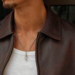 Colar Portland em aço inoxidável para homem com pendente em forma de rosa da marca Twobrothers.