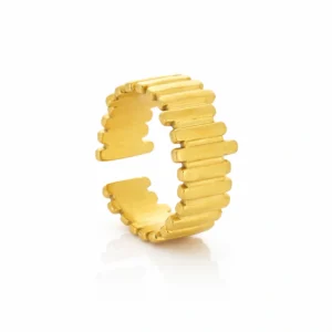 Anel elegante para mulher, Lina Gold, em aço inoxidável escovado em dourado com textura e ajustável ao dedo da marca Twobrothers.