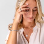 Acessórios em aço inoxidável prateado, para mulher, colar triplo sol e lua, pulseira Sophie, e anéis Lina e Nicole da Twobrothers.