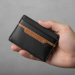 Porta cartões para homem em pel preta com detalhe em cor castanha.