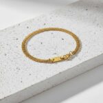 Pulseira masculina com corrente dupla em aço inoxidável.