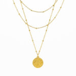 Frente do colar triplo em aço inoxidável dourado, para mulher, com medalha do Sol e da Lua produzido pela Twobrothers