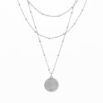 Verso da medalha do colar triplo em aço inoxidável prateado, para mulher, com medalha do Sol e da Lua produzido pela Twobrothers