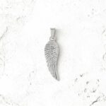 Pendente em forma de asa, em aço inoxidável prateado.