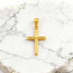 Pendente para homem cruz em aço dourada.