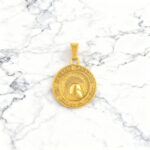 Pendente Medalha Gladiador Dourada, em aço inoxidável para colares.