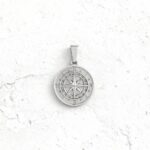 Pendente em forma de bússola para colares masculinos.