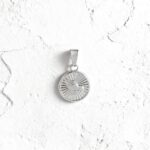 endente Medalha Auburn Prateada, em aço inoxidável, com duas mãos de oração para colares.