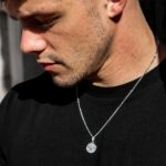 Colar homem prateado com pendente medalha redondo Espírito Santo em aço inoxidável