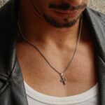 colar homem com pendente em forma de cruz.