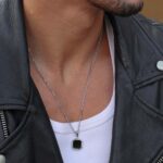 Colar homem prateado com pedra preta em aço inoxidável com medalha.