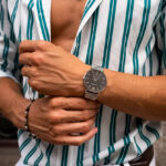 Relógio para homem em aço inoxidável com mostrador preto.