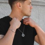 Colar masculino com pendente medalha bússola em aço inoxidável.