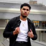 Colar homem corrente dourada com pendente mão de Fátima em aço inoxidável.