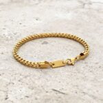 Pulseira para homem fina quadrangular em aço inoxidável dourado.