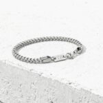 Pulseira masculina prateada corrente em aço inoxidável.