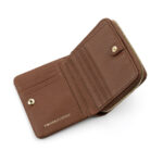 carteira para mulher de cor castanha em pele genuina. Possui vários compartimentos para cartões, notas e moedas.