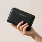 Carteira para mulher preta em pele granulada