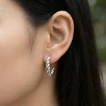 Brincos mulher prateados em formato de argola torcida