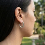 Brincos mulher prateados em formato de argola torcida