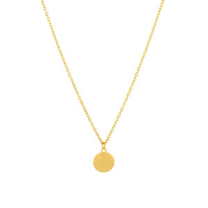 colar mulher dourado com um pendente em forma de medalha texturizada simbolizando os raios de sol