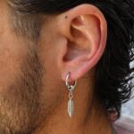 brinco para homem com pendente pena