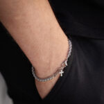 Pulseira para Homem Collin, em aço inoxidável prateado, com pendente em forma de cruz da Twobrothers