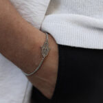 Pulseira para Homem Prateada com mão de Fátima em aço inoxidável.