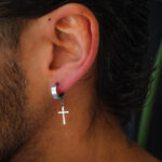 Brinco argola larga homem prateado com pendente cruz simples em aço inoxidável