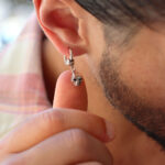 Brinco argola homem prateado com pendente caveira em aço inoxidável