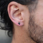 Brinco homem stud em forma de cruz pequena em aço inoxidável