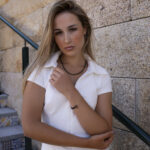 colar mulher duplo dourado com pedras