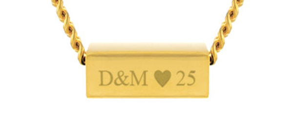 exemplo de gravação personalizada no pendente do colar