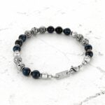 Pulseira de bolas com pedras e aço inoxidável.