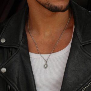 Colar Homem Prateado com medalha com cruz, para homem, produzido em aço inoxidável que não faz alergia, na categoria de moda em Portugal