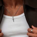 Colar Homem Prateado com pendente em forma de Espada, para homem, produzido em aço inoxidável que não faz alergia, na categoria de moda em Portugal