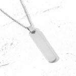 Colar homem com pendente em forma de barra para gravação personalizada.