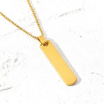 Colar com pendente barra para gravação personalizada.