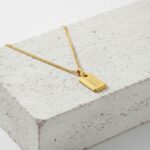 Colar com pendente medalha para gravações personalizadas.