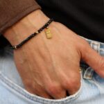 Pulseira homem elástica com pedras alternados com bolas em aço inoxidável.