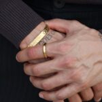 Pulseira escrava dourada para homem em aço inoxidável com acabamento martelado.