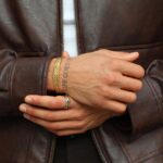 Pulseira para homem dourada estilo escrava em aço inoxidável entrelaçado.