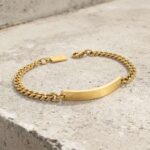 Pulseira para homem dourada com chapa para gravação personalizada.